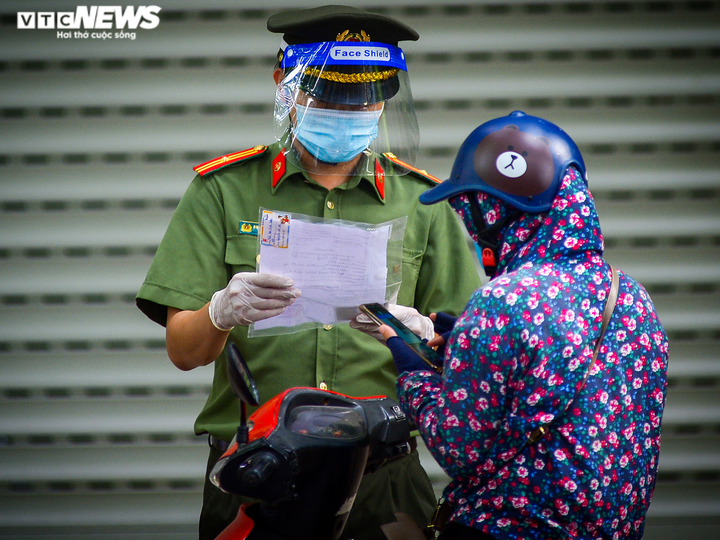 Ngày đầu Hà Nội siết chặt 'ai ở đâu ở yên đó': Nơi vắng vẻ, chỗ còn ùn ứ - 7