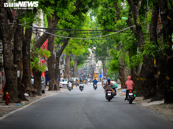 Ngày đầu Hà Nội siết chặt 'ai ở đâu ở yên đó': Nơi vắng vẻ, chỗ còn ùn ứ - 13