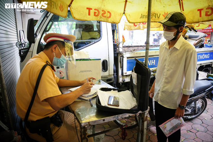 Ngày đầu Hà Nội siết chặt 'ai ở đâu ở yên đó': Nơi vắng vẻ, chỗ còn ùn ứ - 9