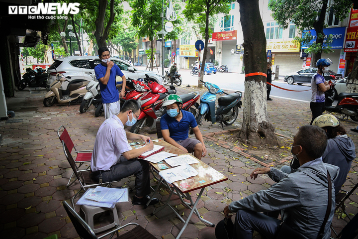 Ngày đầu Hà Nội siết chặt 'ai ở đâu ở yên đó': Nơi vắng vẻ, chỗ còn ùn ứ - 10