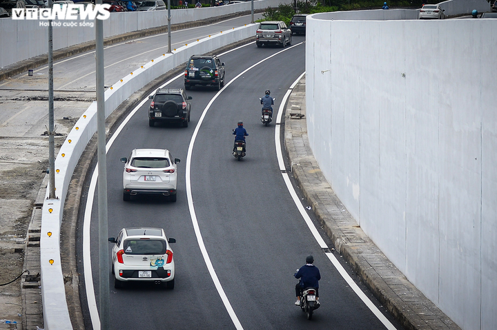 Ngày đầu Hà Nội siết chặt 'ai ở đâu ở yên đó': Nơi vắng vẻ, chỗ còn ùn ứ - 15