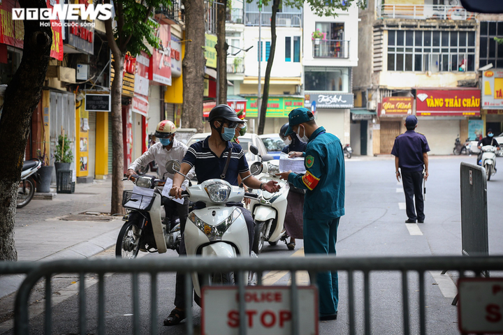 Ngày đầu Hà Nội siết chặt 'ai ở đâu ở yên đó': Nơi vắng vẻ, chỗ còn ùn ứ - 4