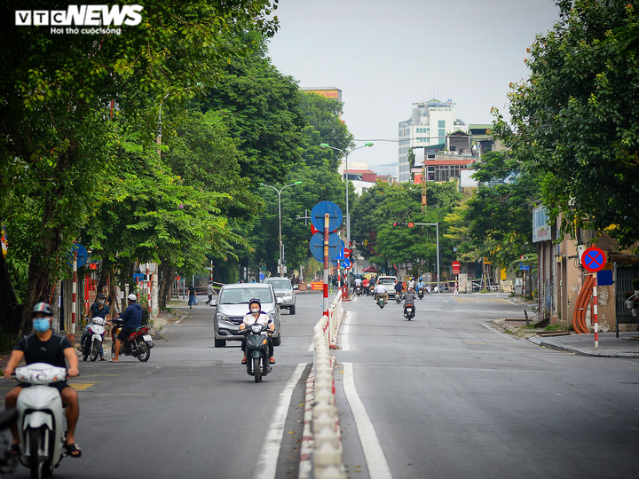 Ngày đầu Hà Nội siết chặt 'ai ở đâu ở yên đó': Nơi vắng vẻ, chỗ còn ùn ứ - 11