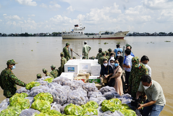 Ảnh: Gần 30 tấn nông sản trao tận tay người dân nghèo vùng dịch - 1