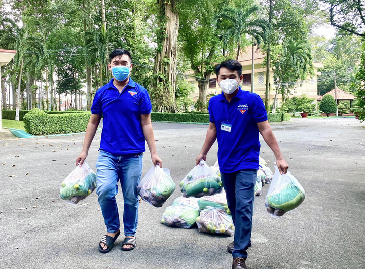 Ảnh: Gần 30 tấn nông sản trao tận tay người dân nghèo vùng dịch - 11