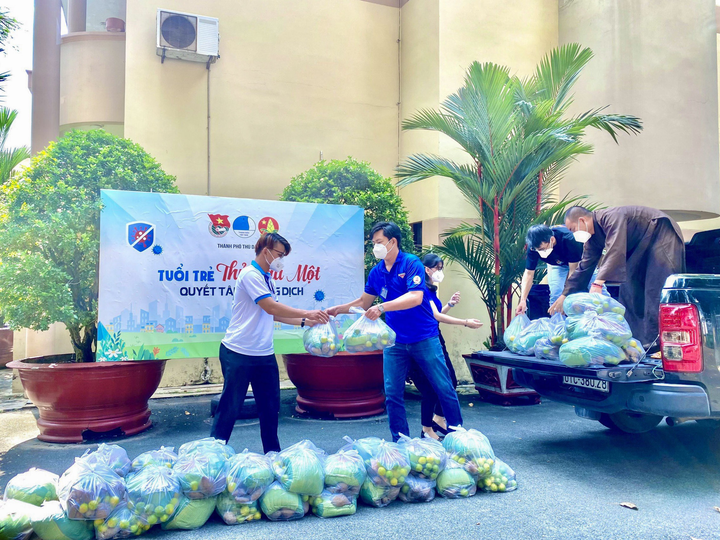 Ảnh: Gần 30 tấn nông sản trao tận tay người dân nghèo vùng dịch - 5