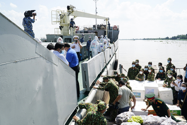 Ảnh: Gần 30 tấn nông sản trao tận tay người dân nghèo vùng dịch - 2