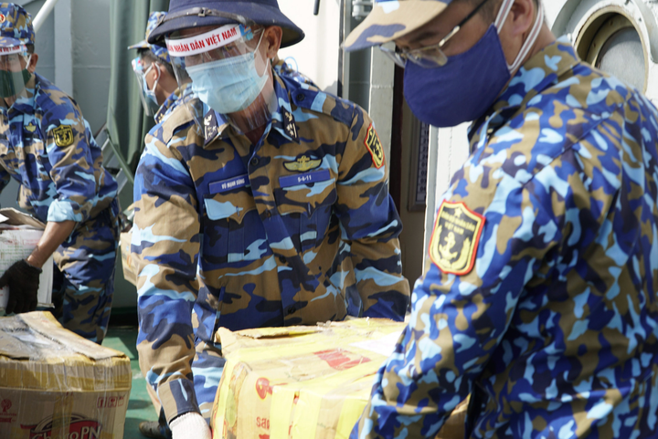 Ảnh: Gần 30 tấn nông sản trao tận tay người dân nghèo vùng dịch - 3