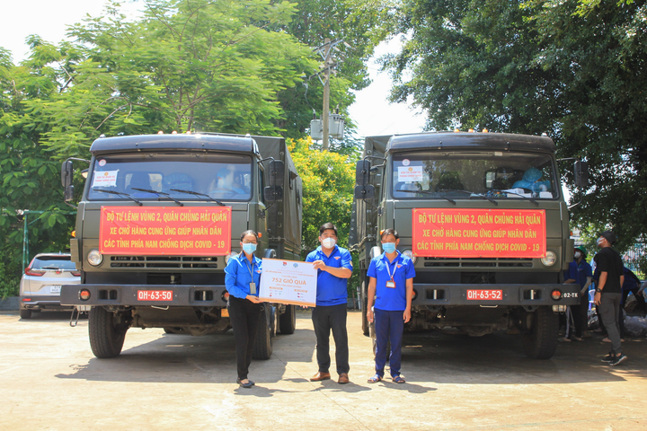 Ảnh: Gần 30 tấn nông sản trao tận tay người dân nghèo vùng dịch - 7