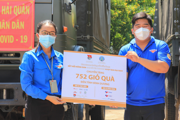 Ảnh: Gần 30 tấn nông sản trao tận tay người dân nghèo vùng dịch - 8