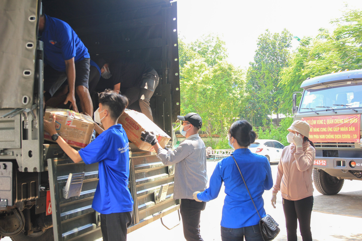 Ảnh: Gần 30 tấn nông sản trao tận tay người dân nghèo vùng dịch - 4