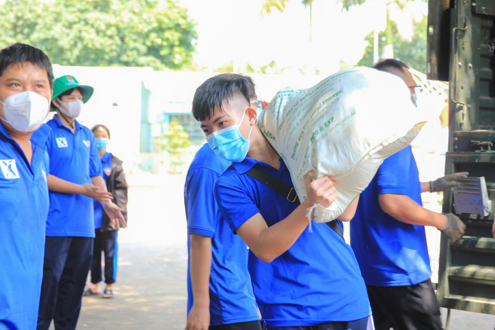 Ảnh: Gần 30 tấn nông sản trao tận tay người dân nghèo vùng dịch - 6