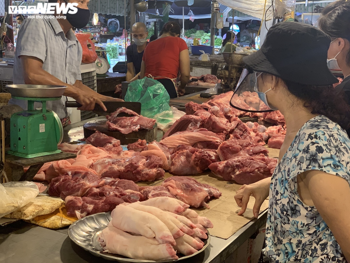 Giá heo hơi giảm sâu, thịt thành phẩm không chịu giảm: Ai đứng sau giữ giá? - 1