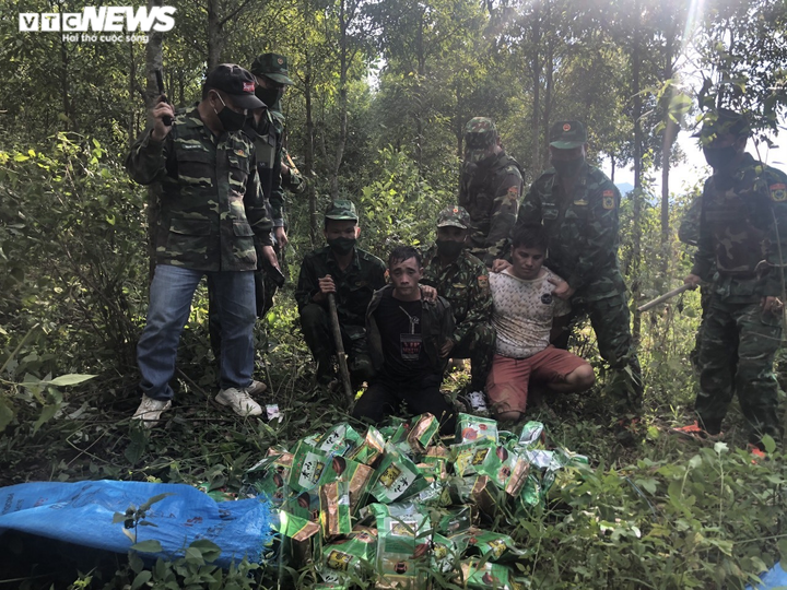 Mang súng ngắn vận chuyển 46kg ma tuý từ Lào về Việt Nam - 1