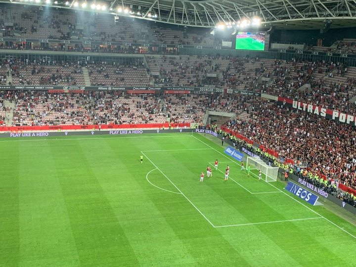 Cổ động viên tràn xuống sân hành hung cầu thủ, trận đấu ở Pháp bị hủy bỏ - 4