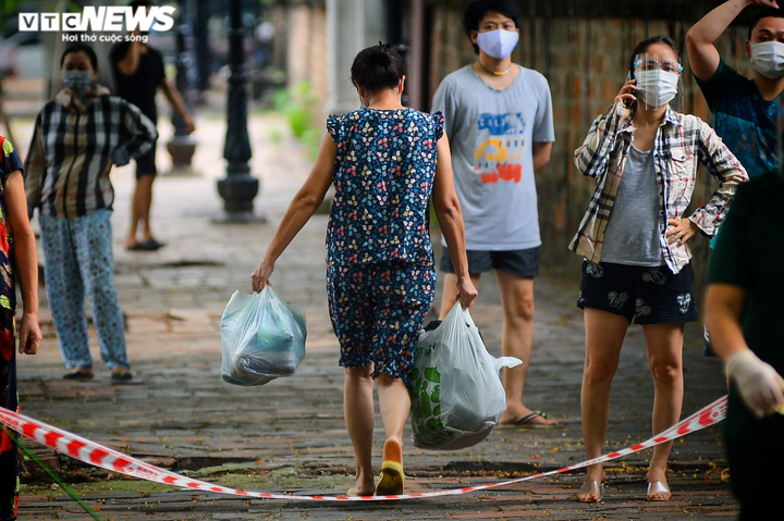 Hà Nội: Tiếp tế lương thực cho gần 500 nhân khẩu bị phong toả ở phường Văn Miếu - 10