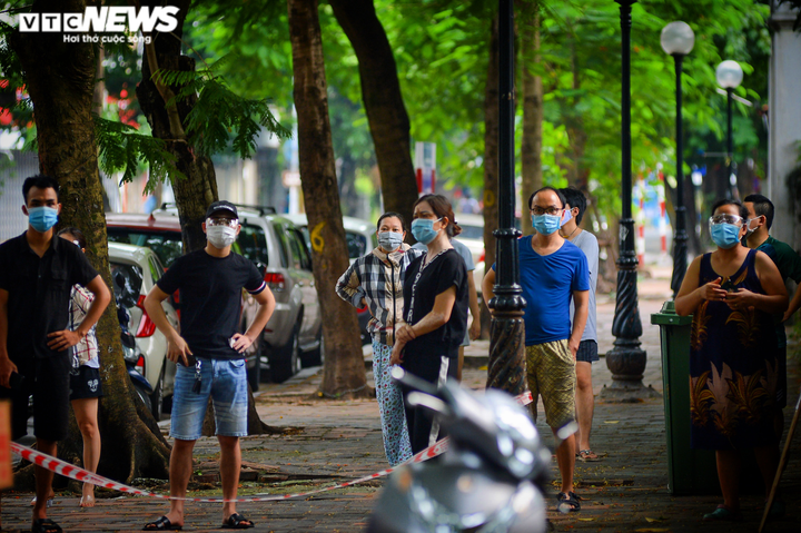 Hà Nội: Tiếp tế lương thực cho gần 500 nhân khẩu bị phong toả ở phường Văn Miếu - 8