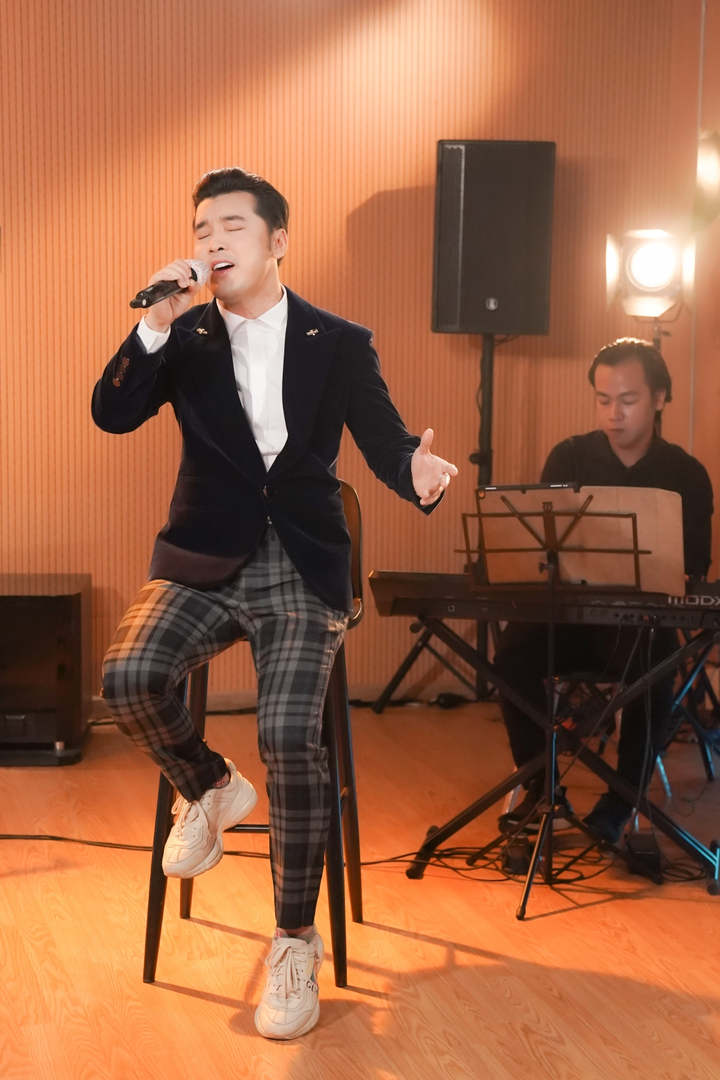 Ưng Hoàng Phúc hát 'live' bản hit 20 năm trước khiến khán giả bồi hồi - 1
