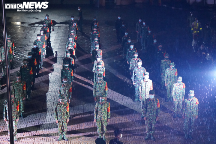 Quân đội ra quân trong đêm đầu TP.HCM siết chặt giãn cách xã hội - 1