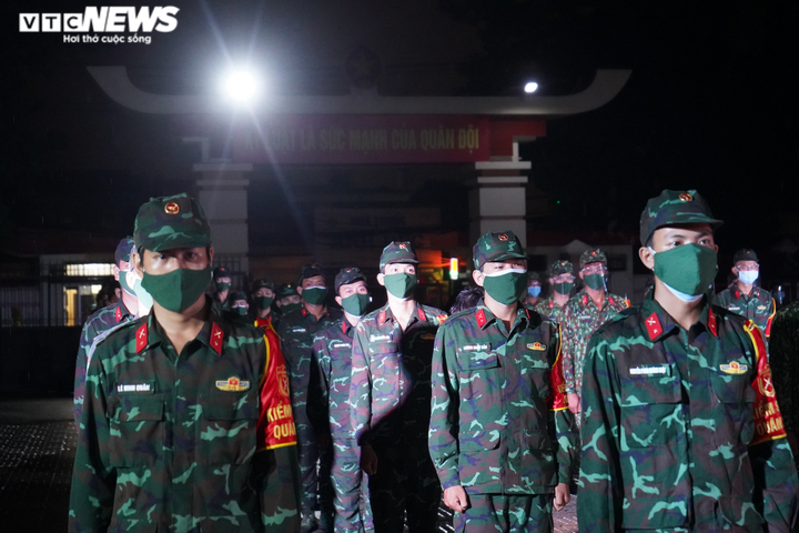 Quân đội ra quân trong đêm đầu TP.HCM siết chặt giãn cách xã hội - 3