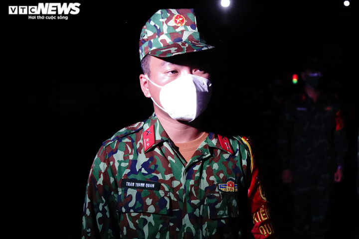 Quân đội ra quân trong đêm đầu TP.HCM siết chặt giãn cách xã hội - 5