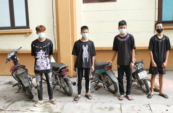 Triệu tập nhóm thanh thiếu niên cầm chổi 'trêu' cán bộ chốt kiểm dịch ở Yên Bái - 1