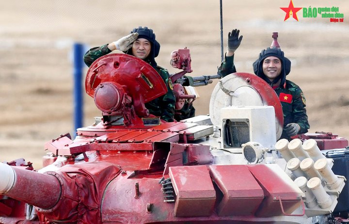 Những hình ảnh ấn tượng của kíp xe tăng số 1 trong trận đầu ra quân - 12