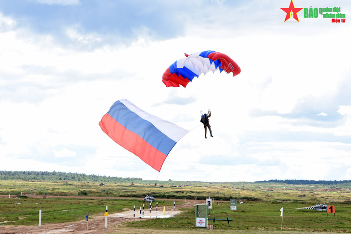 Những hình ảnh ấn tượng của kíp xe tăng số 1 trong trận đầu ra quân - 13