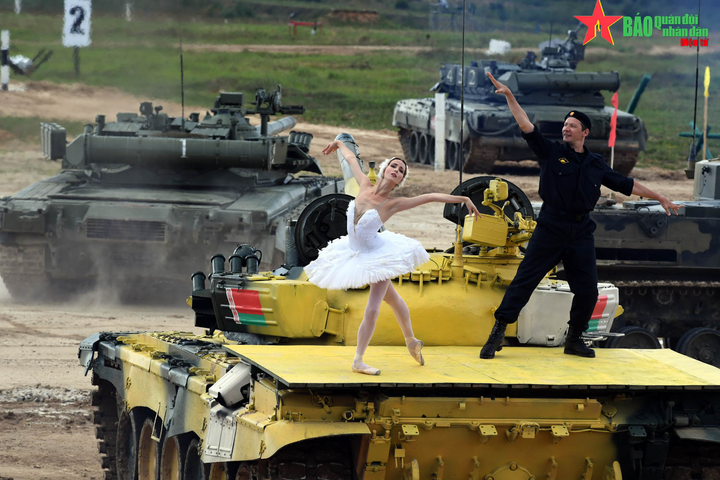 Những hình ảnh ấn tượng của kíp xe tăng số 1 trong trận đầu ra quân - 14