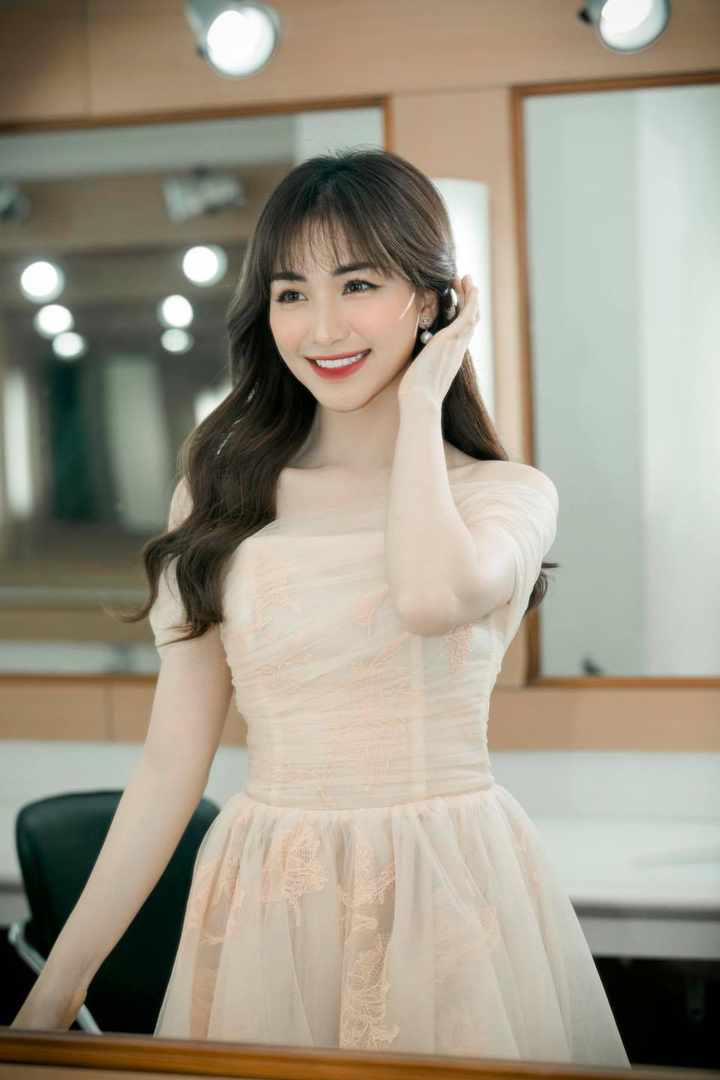 Không giảm cân hay dao kéo, Hòa Minzy lột xác nhờ thay đổi 1 điểm trên khuôn mặt - 3