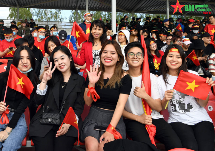 Những hình ảnh ấn tượng của kíp xe tăng số 1 trong trận đầu ra quân - 8