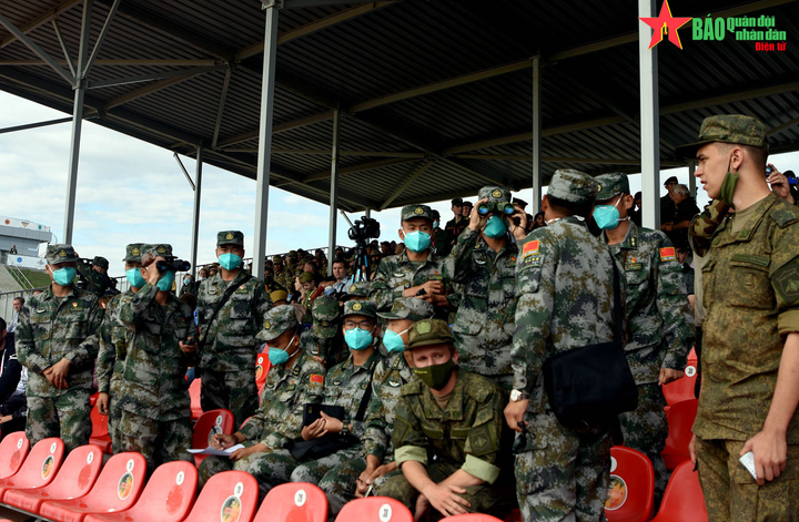 Những hình ảnh ấn tượng của kíp xe tăng số 1 trong trận đầu ra quân - 9