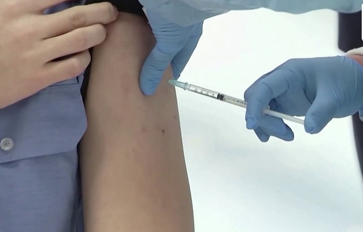 Người có tiền sử dị ứng hoặc bệnh nền cần lưu ý gì khi tiêm vaccine COVID-19? - 1