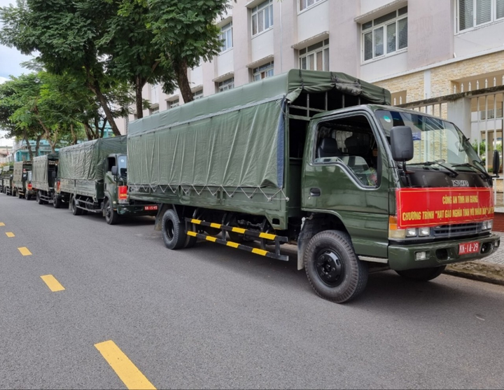 An Giang: Người dân thiếu gạo có thể gọi điện cho giám đốc công an - 1