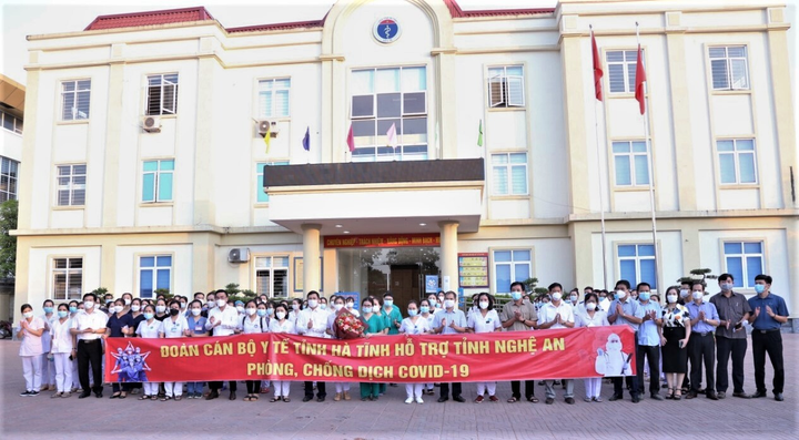 152 cán bộ y tế Hà Tĩnh hỗ trợ Nghệ An chống dịch - 1