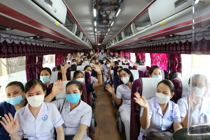 152 cán bộ y tế Hà Tĩnh hỗ trợ Nghệ An chống dịch - 2