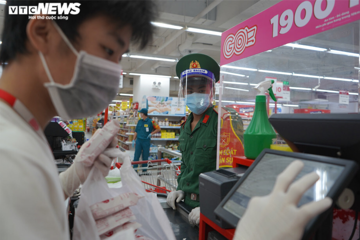 Ảnh: Những vị 'khách đặc biệt' của siêu thị ở TP.HCM ngày siết chặt giãn cách - 13