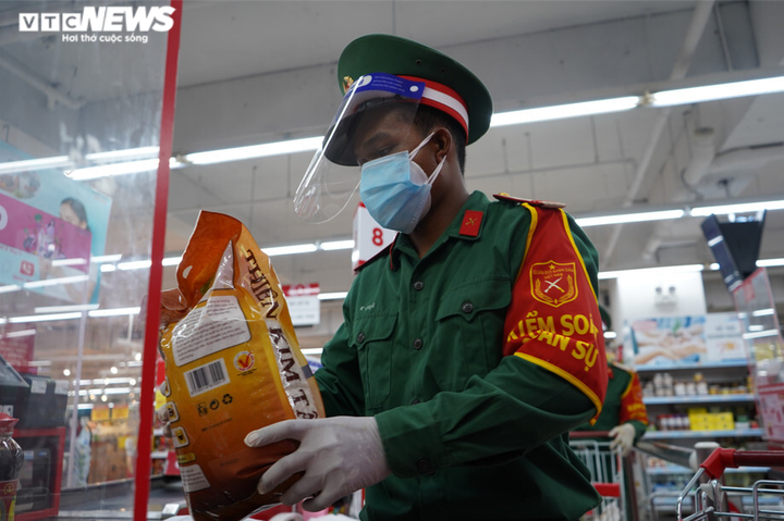 Ảnh: Những vị 'khách đặc biệt' của siêu thị ở TP.HCM ngày siết chặt giãn cách - 3