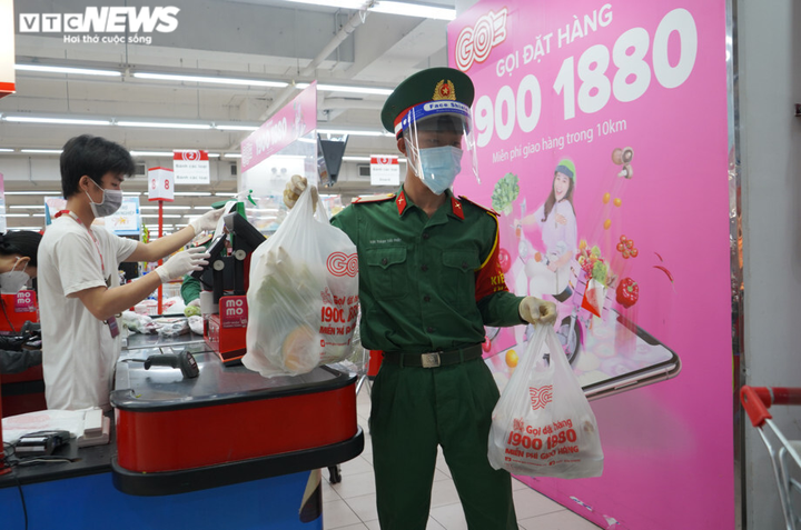 Ảnh: Những vị 'khách đặc biệt' của siêu thị ở TP.HCM ngày siết chặt giãn cách - 15
