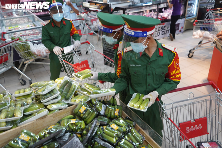 Ảnh: Những vị 'khách đặc biệt' của siêu thị ở TP.HCM ngày siết chặt giãn cách - 9