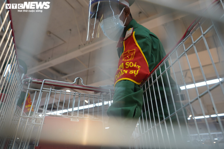 Ảnh: Những vị 'khách đặc biệt' của siêu thị ở TP.HCM ngày siết chặt giãn cách - 6