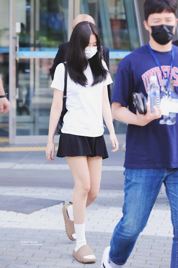 Lan Ngọc có đáng bị chỉ trích khi mặc bộ đồ giống đồ ngủ ra sân bay? - 6