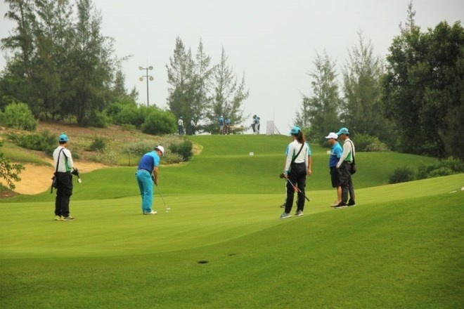2 cán bộ ở Bình Định chơi golf: Tạm đình chỉ Giám đốc Trung tâm xúc tiến du lịch - 1