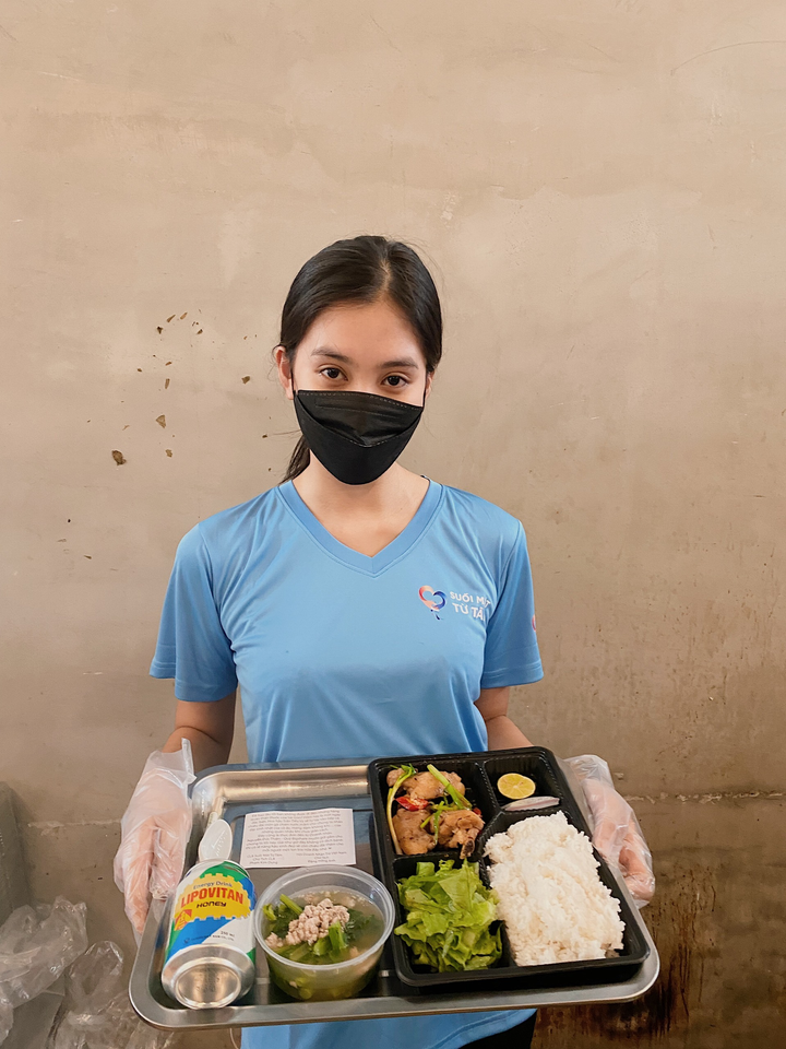 Đón sinh nhật, Hoa hậu Tiểu Vy nấu ăn phục vụ đội ngũ tuyến đầu chống dịch - 2