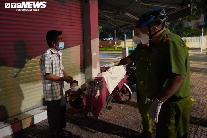 Công an TP.HCM trắng đêm đưa người vô gia cư về các trung tâm an sinh - 5