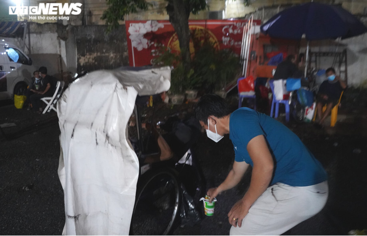 Công an TP.HCM trắng đêm đưa người vô gia cư về các trung tâm an sinh - 14