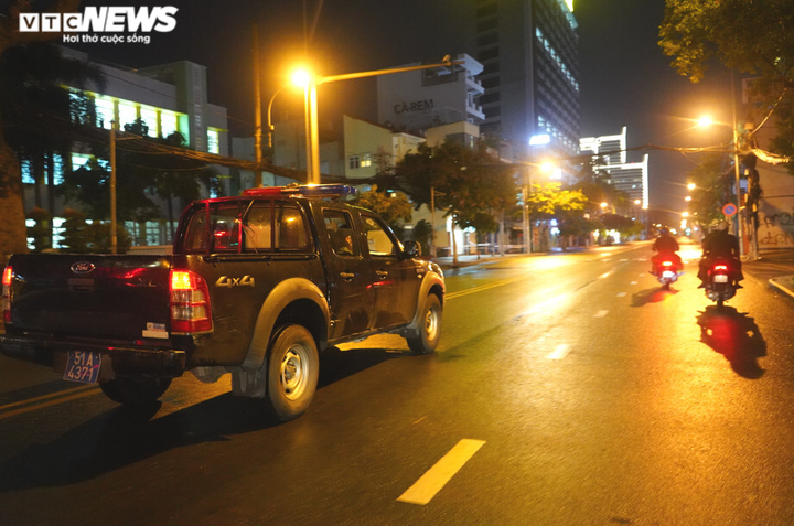 Công an TP.HCM trắng đêm đưa người vô gia cư về các trung tâm an sinh - 1