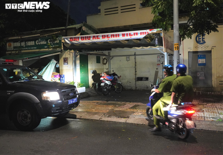 Công an TP.HCM trắng đêm đưa người vô gia cư về các trung tâm an sinh - 2