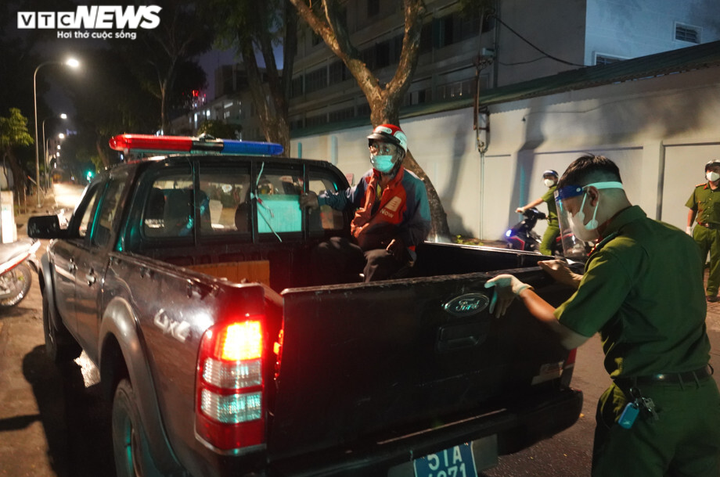 Công an TP.HCM trắng đêm đưa người vô gia cư về các trung tâm an sinh - 4