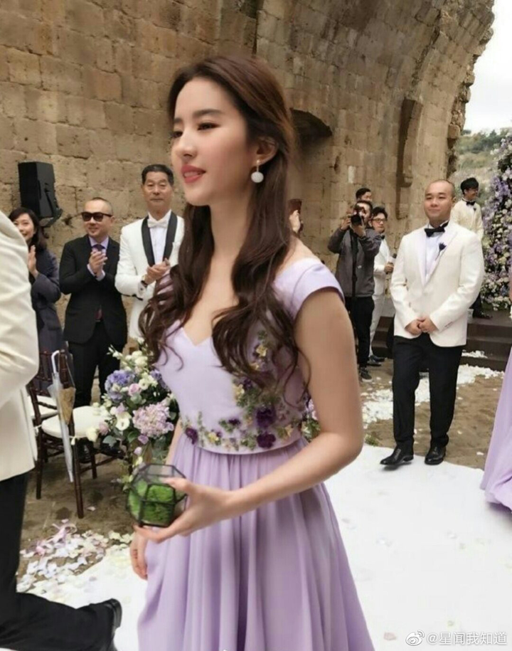 Lưu Diệc Phi làm phù dâu, xinh thế này bảo sao cô dâu nào cũng ngại mời - 8